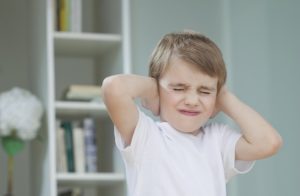 حساسیت شنیداری در کودکان و تمرین‌هایی برای تقویت آن